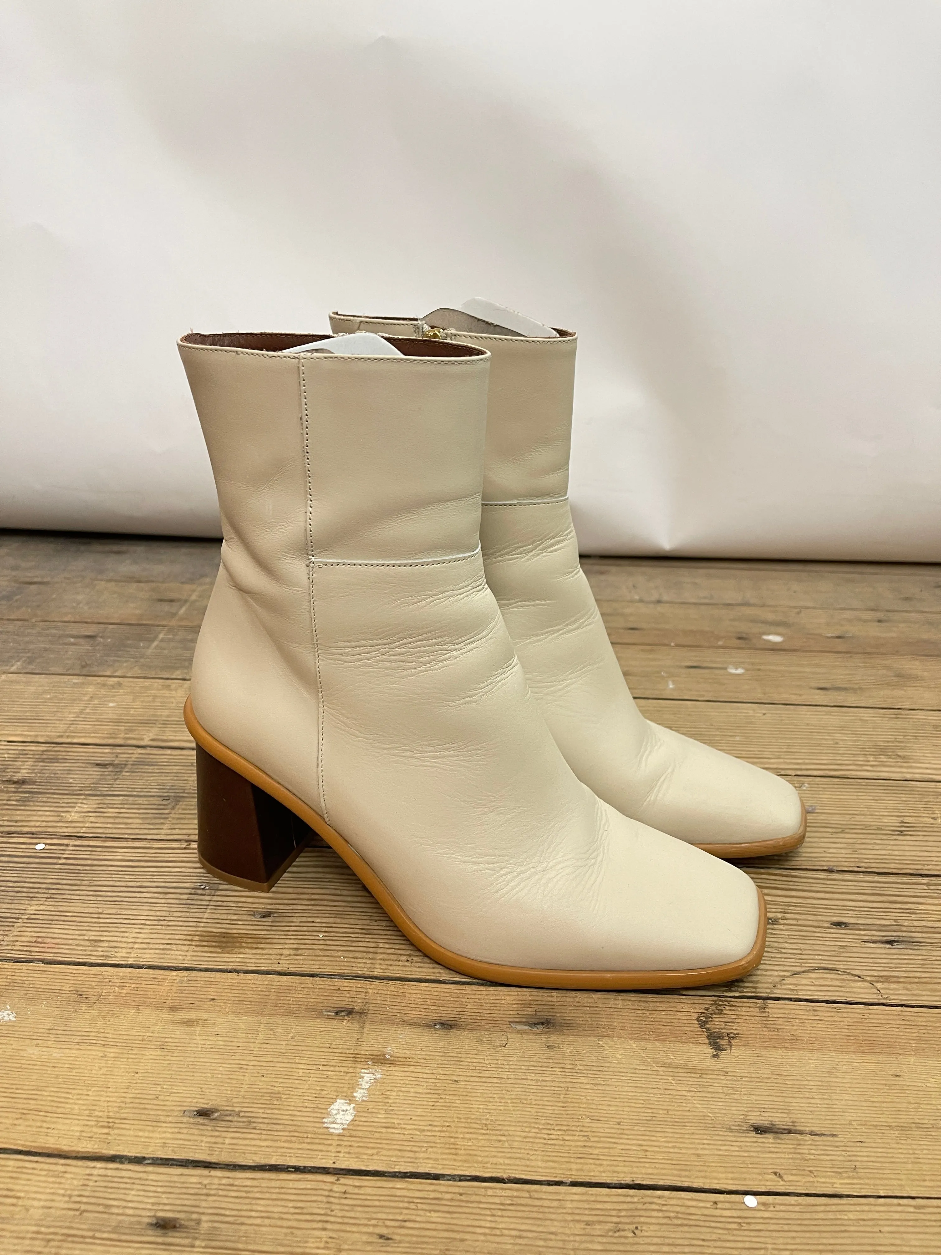 Alohas West Vintage White Leather Ankle Boots (39)