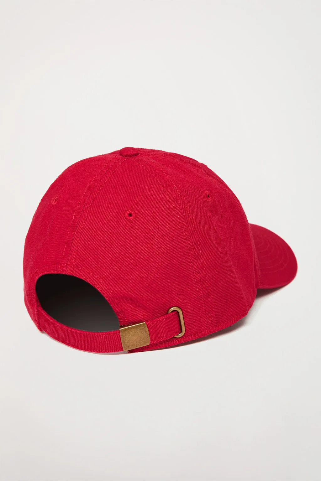 Gorra roja con etiqueta Polo Club