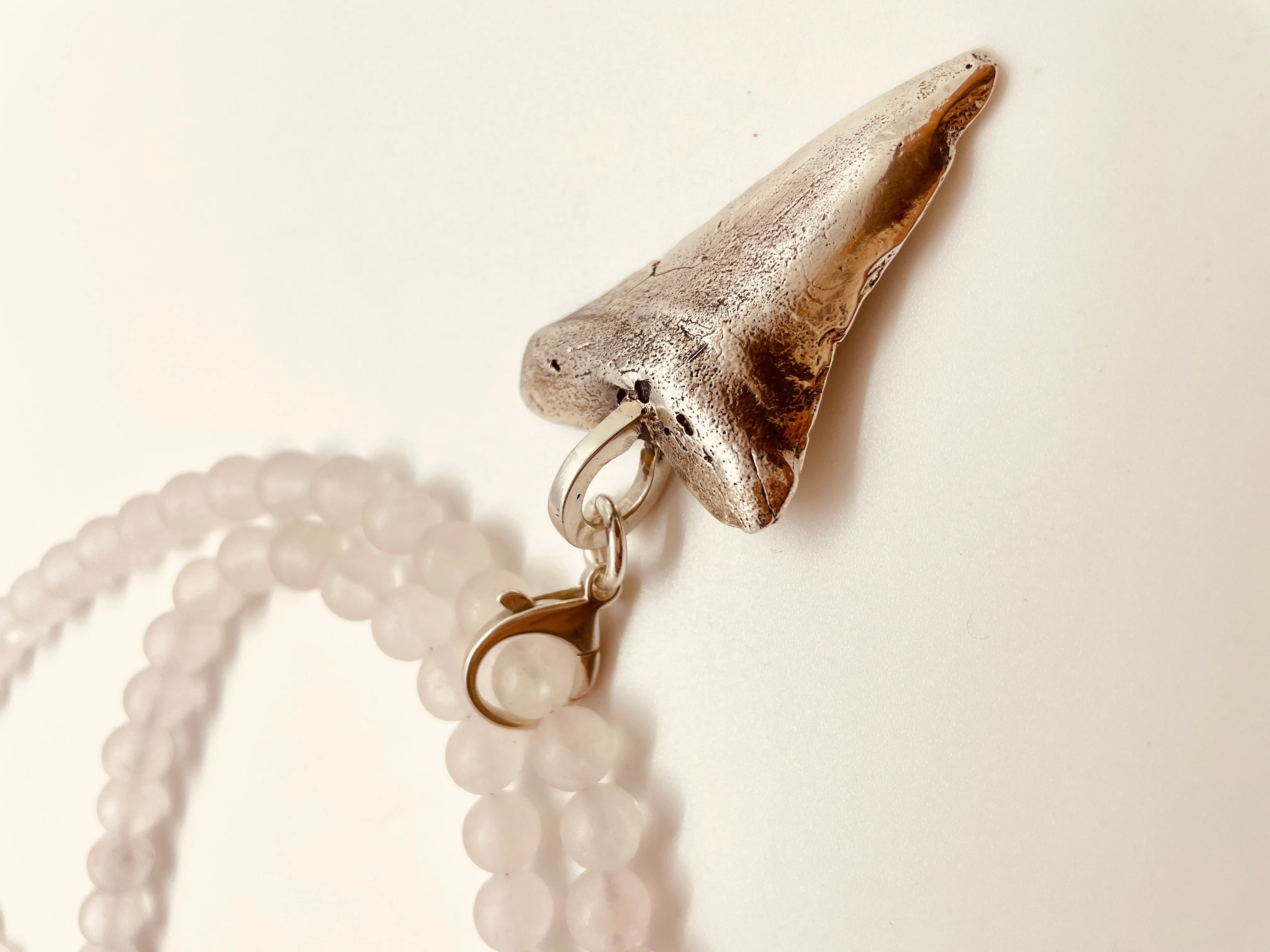 TIDE NECKLACE WITH ROSE QUARTZ BEADS