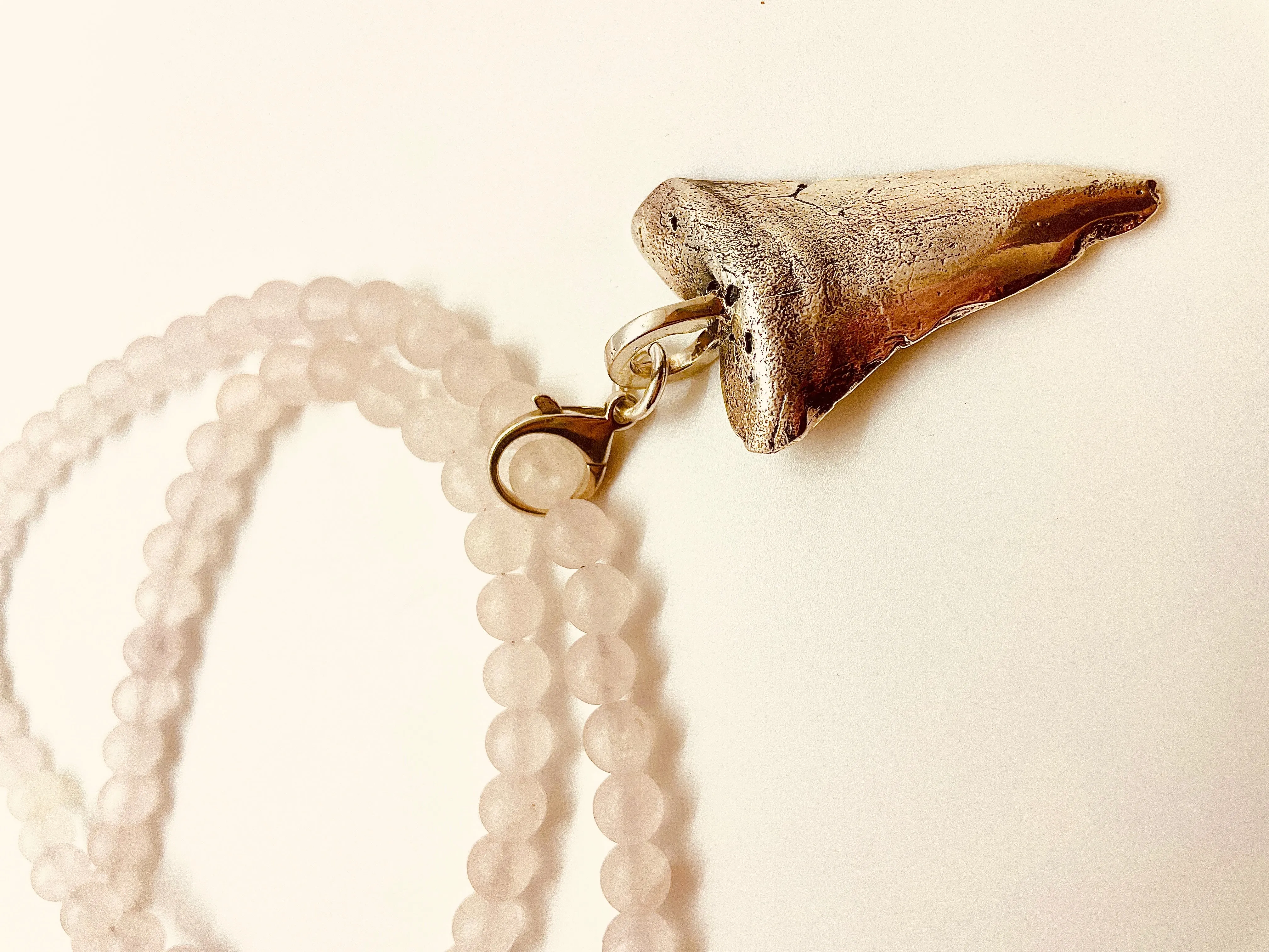 TIDE NECKLACE WITH ROSE QUARTZ BEADS